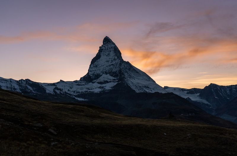 Richtige Architekturwahl für komplexe Python-Webplattformen mit mehreren Datenquellen